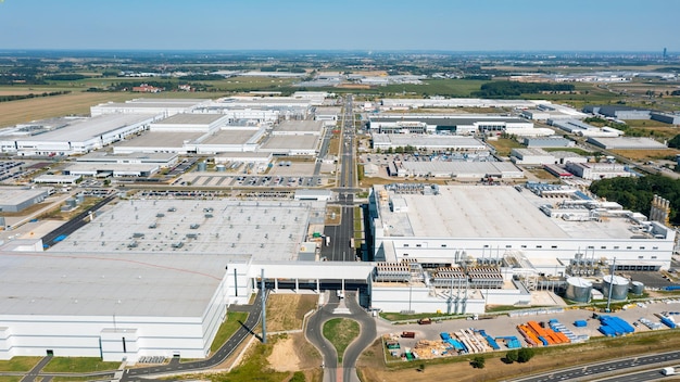 Vista aérea de la zona industrial con muchos edificios industriales fábrica de electrónica de consumo