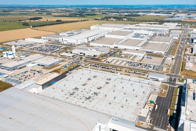 Vista aérea de la zona industrial con muchos edificios industriales fábrica de electrónica de consumo