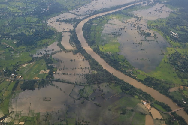Vista aérea de la zona de inundación vista desde la ventana del avión por la mañana