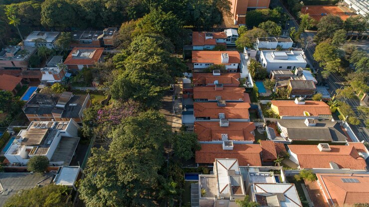 Vista aérea de la zona privilegiada de Pinheiros Sao Paulo Brasil con muchos árboles y edificios modernos