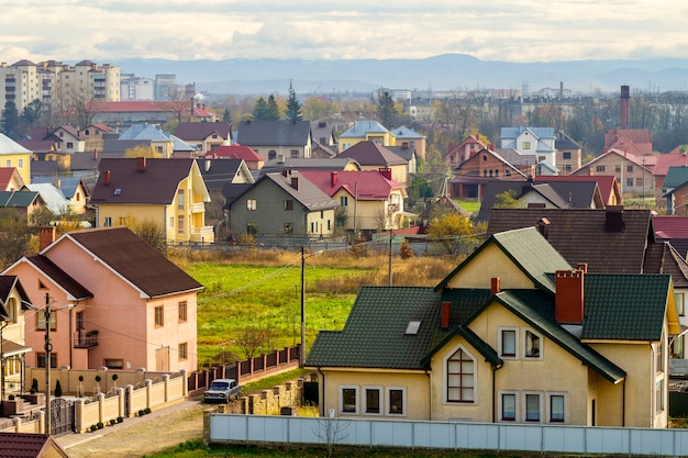 Vista aérea de zona residencial con casas modernas