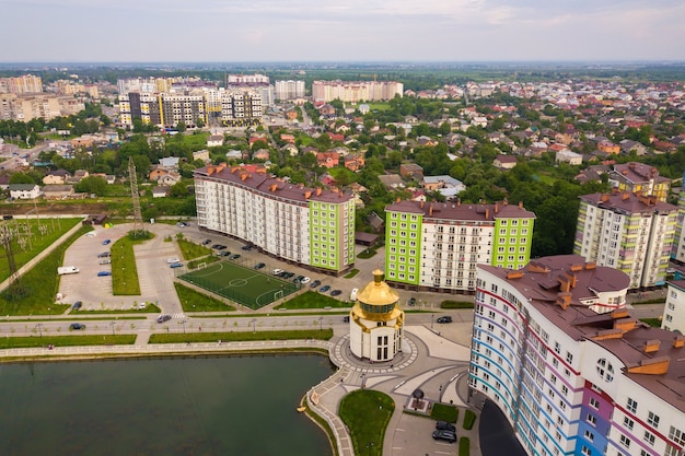 Vista aérea de la zona residencial de la ciudad con altos edificios de apartamentos