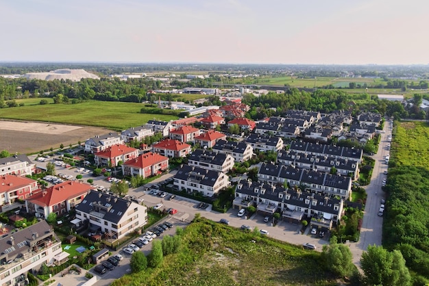 Vista aérea de la zona residencial en un pequeño pueblo