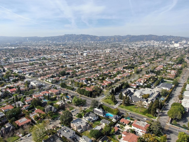 Vista aérea de la zona rica con grandes casas y pequeñas calles en el centro de Los Ángeles, California