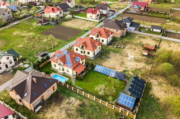 Vista aérea de la zona rural de la ciudad con casas residenciales