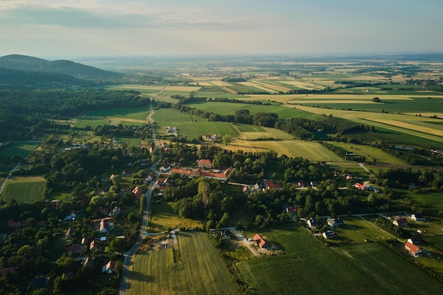 Vista aérea de la zona rural con pueblo y montañas.