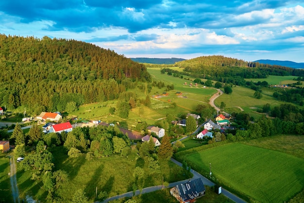 Vista aérea de la zona rural con pueblo y montañas.