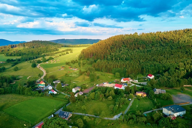 Vista aérea de la zona rural con pueblo y montañas.