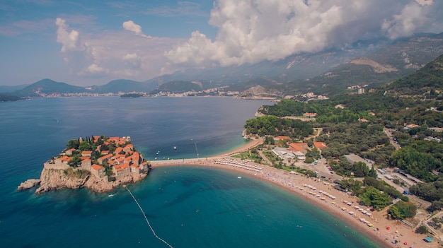 Vista aérea de la zona turística en Montenegro y la isla de Sveti Stefan