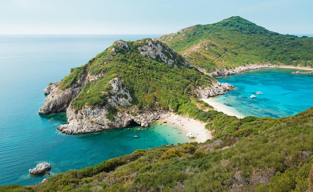 Vista de Afionas desde arriba, la isla de Corfú, Grecia