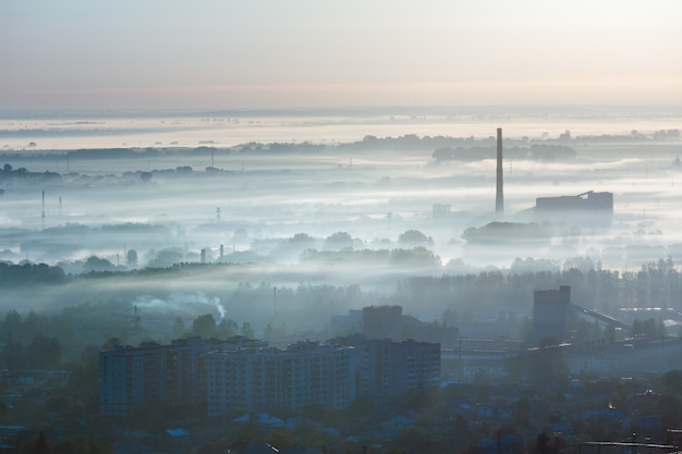 Vista de las afueras de la ciudad de Lviv por la mañana (Ucrania) desde la colina "High Castle" (en los primeros rayos de sol con iluminación de fondo)