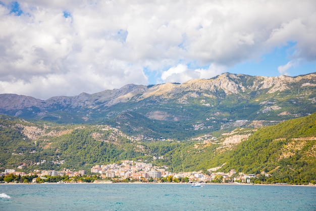 Vista desde el agua de la ciudad de budva en montenegro vista desde la isla de san nicolás