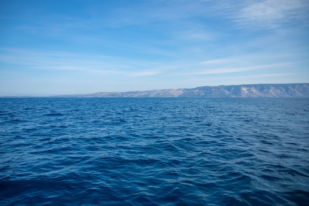 Vista desde el agua de la costa rocosa de la isla en Croacia