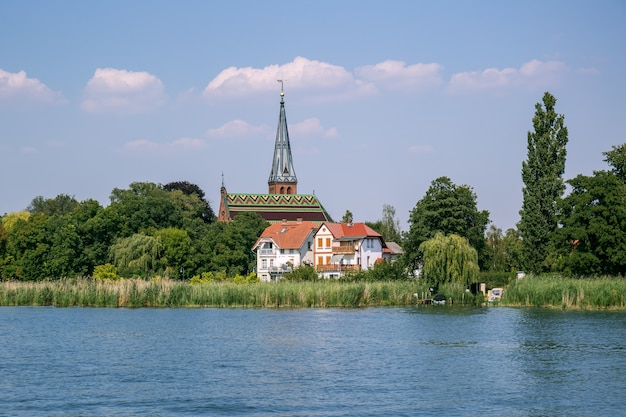 Vista desde el agua de Geltow en Brandenburgo, Alemania