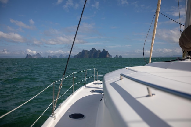 Vista del agua de mar azul desde el costado de un velero con aparejos y velas. Abordar barcaza, vela, mástiles, yardas, cubierta, cuerdas,