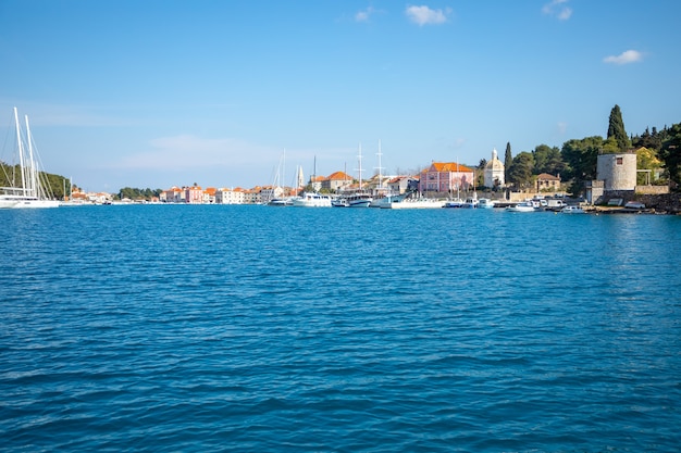 Vista desde el agua del paisaje urbano de Stari Grad en Croacia