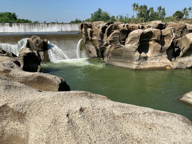 Foto la vista del agua en la presa durante la estación seca con sus rocas es muy hermosa