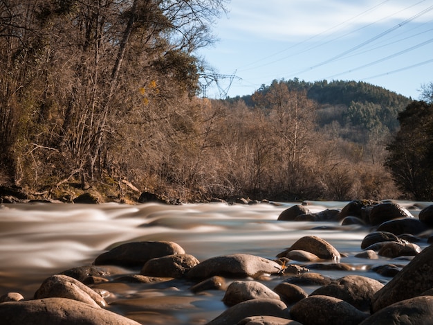 Foto vista del agua de un río que fluye en la montaña