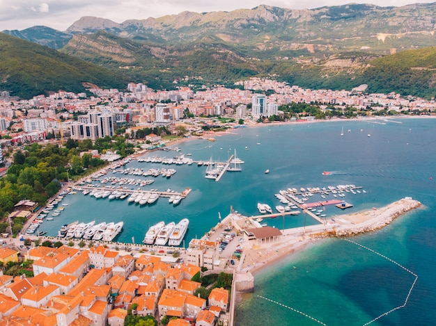 Vista desde el aire a la orilla de Budva en Montenegro, día de verano