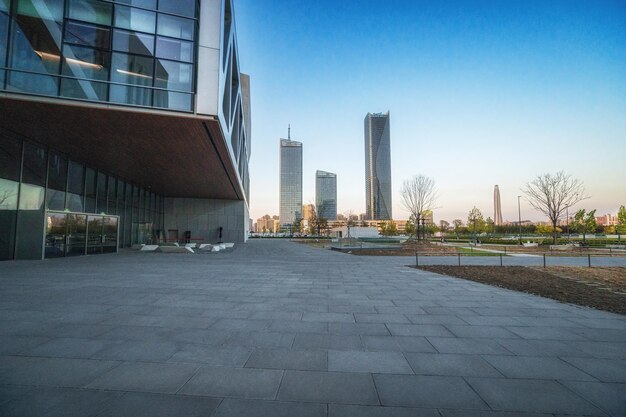 Foto vista al anochecer del paisaje urbano y las fachadas de los edificios modernos