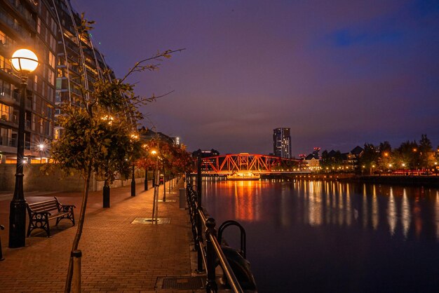 Vista al atardecer de Castlefield, un área de conservación del centro de la ciudad de Manchester, en el noroeste de Inglaterra. Limita con el río Irwell, Quay Street, Deansgate y Chester Road.