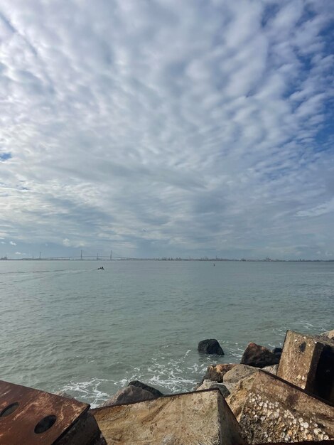 Foto vista al cielo nublado sobre el mar foto de alta calidad