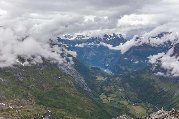 Vista al fiordo de Geiranger y al camino del águila en tiempo nublado desde la montaña Dalsnibba, Noruega.