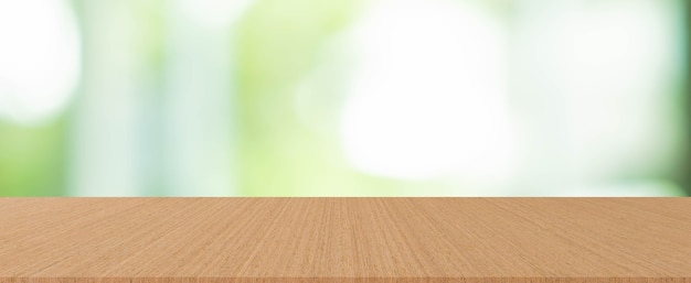 Vista al jardín borrosa forma la ventana de la sala de estar con fondo de mostrador de mesa de madera