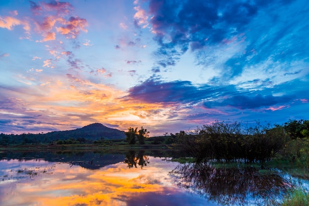 Vista al lago durante el amanecer