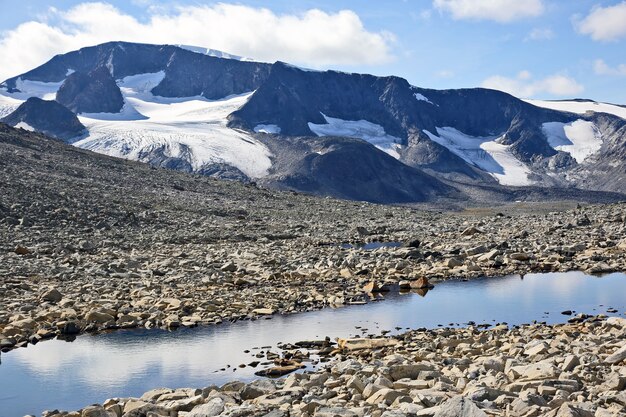 Vista al lago de montaña. Parque Nacional de Jotunheimen. Noruega