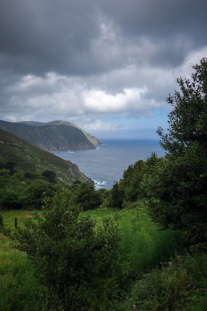 Vista al mar y acantilados en Galicia España