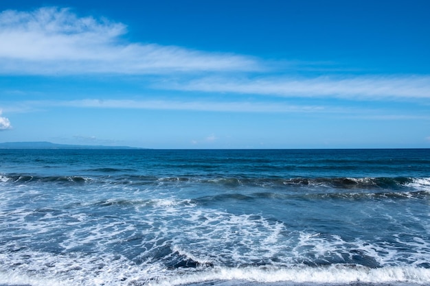 Vista al mar azul profundo con una pequeña ola en un día soleado