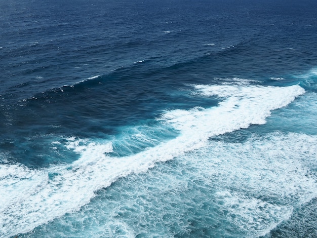 Foto vista al mar azul profundo con pequeñas olas en verano