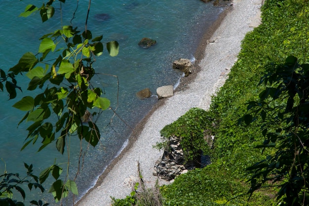 Vista al mar azul y verde y paisaje en el Mar Negro