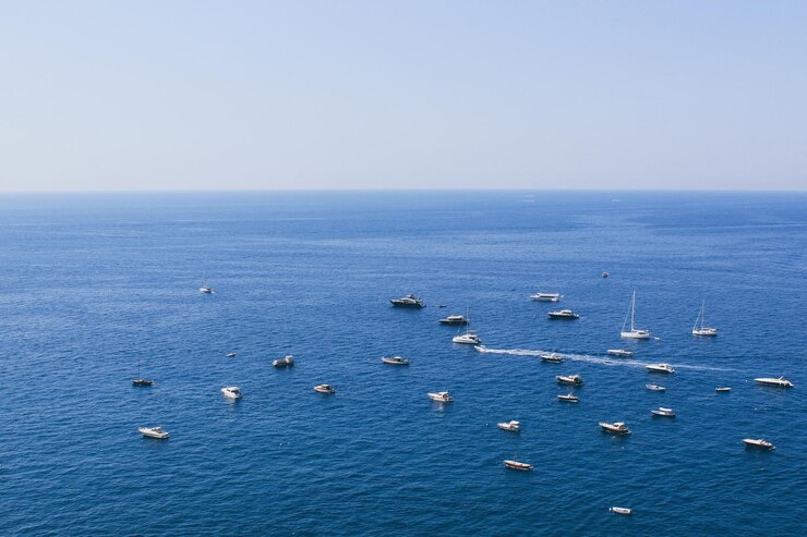 Vista al mar con barcos Costa de Amalfi Italia
