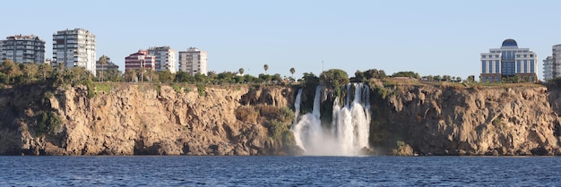 Vista al mar de la cascada y la costa con hoteles y edificios vista panorámica del balneario desde