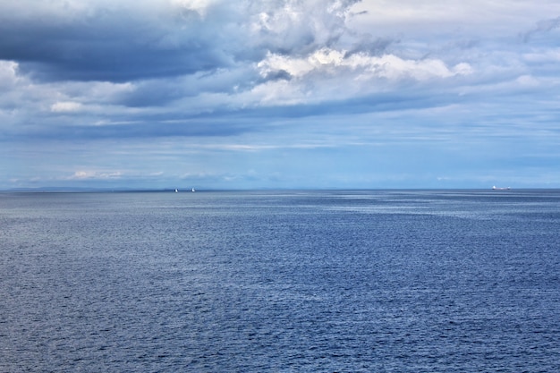 vista al mar con cielo azul