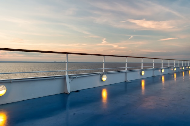 Vista al mar desde el crucero por la noche