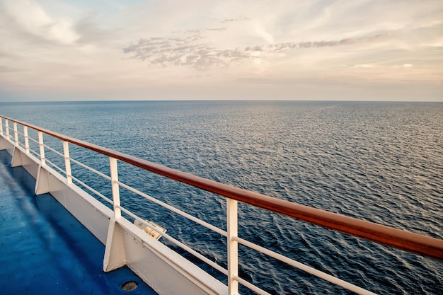 Vista al mar desde un crucero por la noche