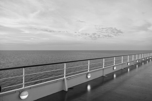 Vista al mar desde un crucero por la noche