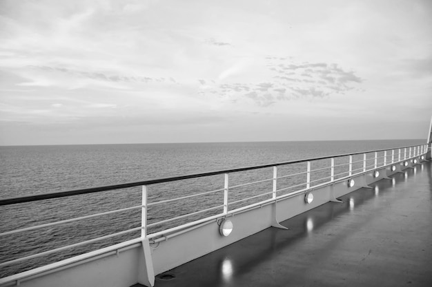 Vista al mar desde el crucero por la noche