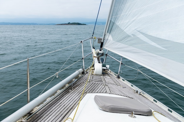 Vista al mar desde la cubierta de un yate de vela blanco, concepto de viaje en crucero, vacaciones en el mar