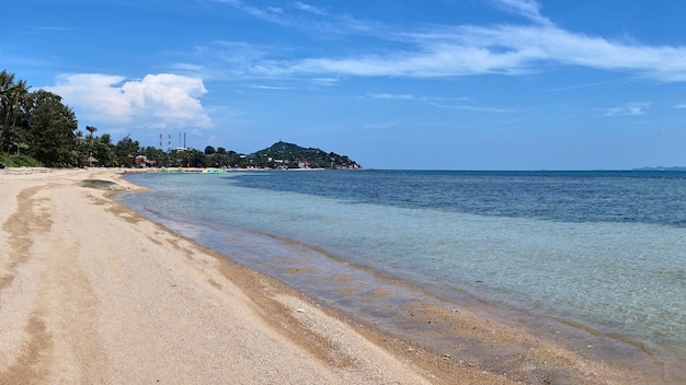 Vista al mar en un día caluroso.