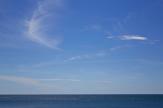 Vista al mar en un día soleado de verano