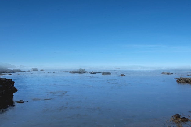 Vista al mar con fondo de cielo azul