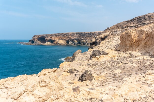 Vista al mar desde el Geoparque camino a las Cuevas de Ajuy, Pájara, costa oeste de la isla de Fuerteventura, Islas Canarias. España