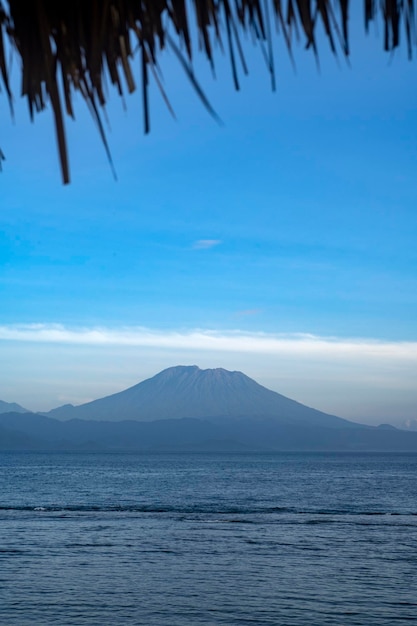 Vista al mar desde la isla de Nusa Penida, cerca de Bali, Indonesia.