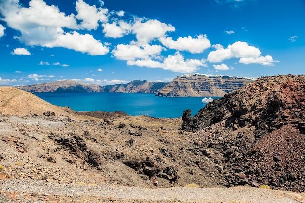 Vista al mar en las islas griegas. El volcán cerca de la isla de Santorini.