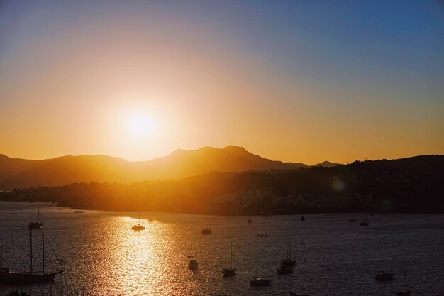 Vista al mar y montañas en el Mediterráneo al atardecer vacaciones de verano viajes y destino de vacaciones