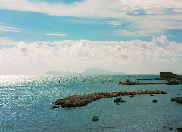 Vista al mar desde el paseo marítimo de Nápoles